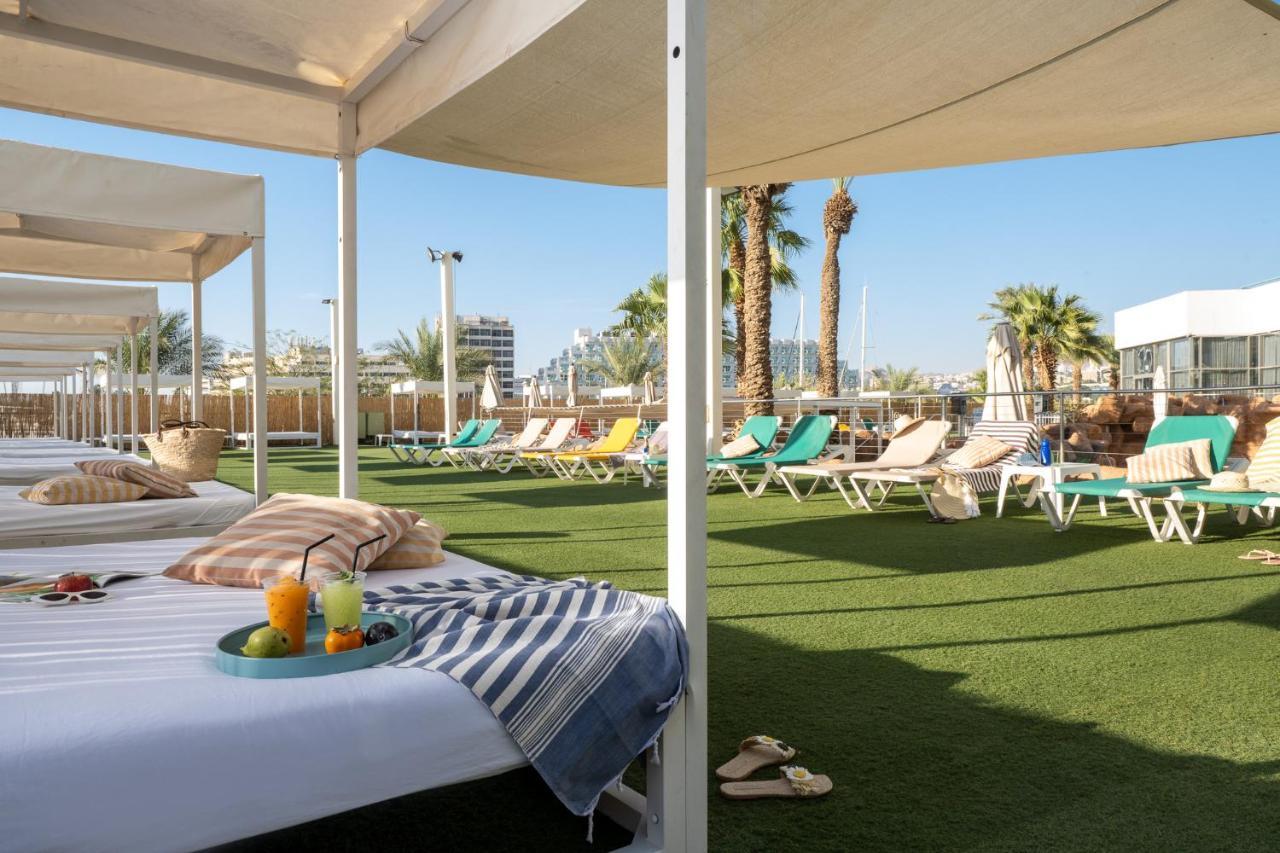 Vert Hotel Eilat By Afi Hotels Zewnętrze zdjęcie The rooftop pool at the Hilton Tel Aviv