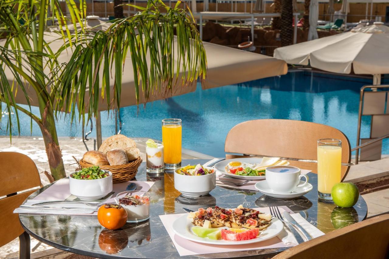 Vert Hotel Eilat By Afi Hotels Zewnętrze zdjęcie Breakfast at the pool