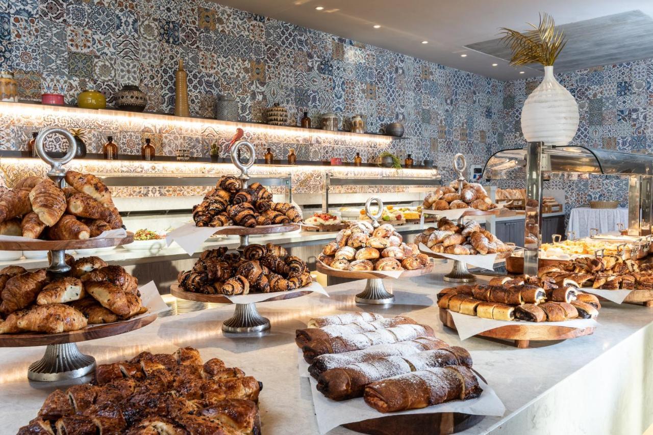Vert Hotel Eilat By Afi Hotels Zewnętrze zdjęcie A selection of pastries at a buffet