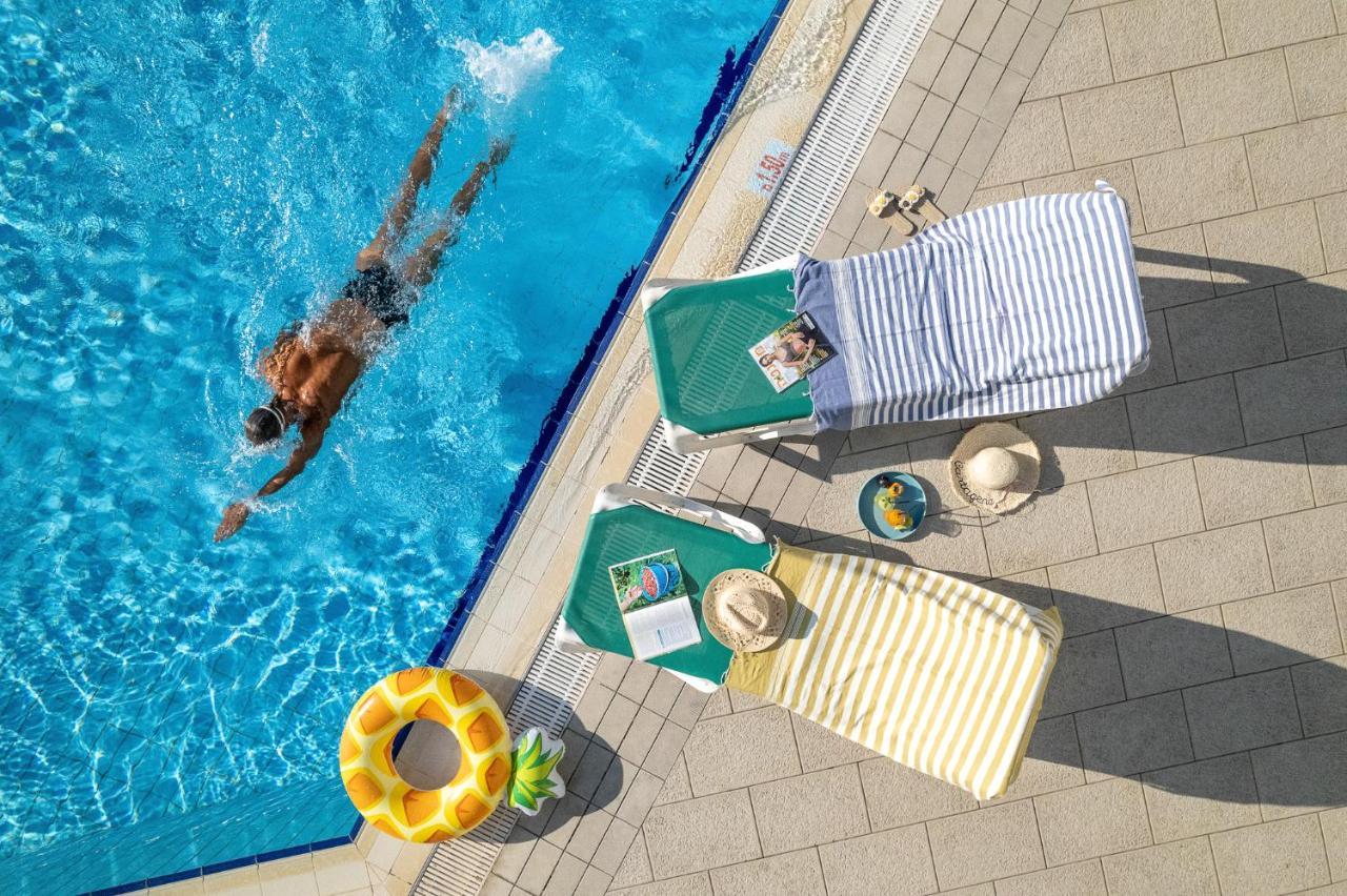 Vert Hotel Eilat By Afi Hotels Zewnętrze zdjęcie A poolside scene