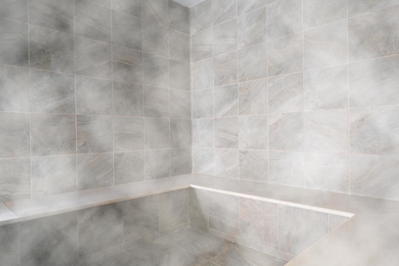 Vert Hotel Eilat By Afi Hotels Zewnętrze zdjęcie A shower seat